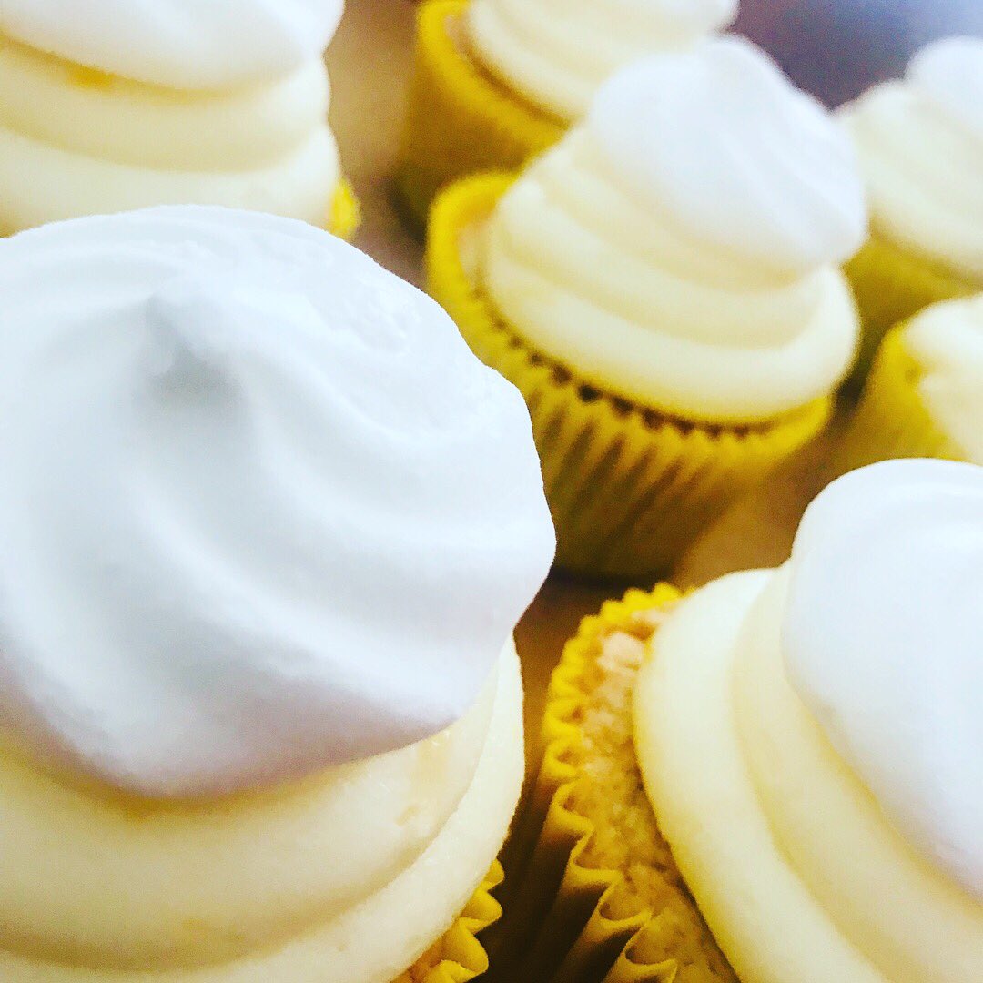 SongbirdBakery1's tweet photo. ☀️☀️☀️The Summer vibes are still at Songbird today...who is this Hector anyway?? 😏🌪💨

#summer #cupcakes #lemon #icecream #storm #hector #StormHector https://t.co/QrATYBFd3h