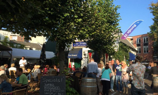 bfhsum's tweet photo. Beste betrokken #Hilversummer, samen met jou en andere betrokken #Hilversummers heffen we graag het glas tijdens de #zomerborrel op vrijdag 22 juni van 17:00-19:00 op het terras van @WijnbarVintage. Introducees zijn welkom! https://t.co/MFp2taRyLv #Hsum #Hilversum #Biersteegplein https://t.co/1M919Obb6r