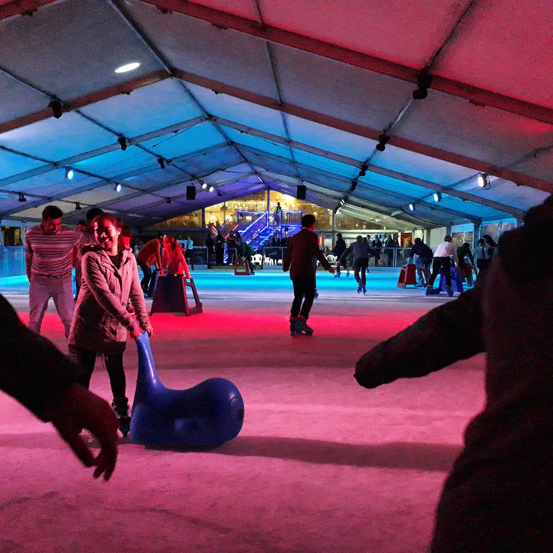 Tu sais que tu es dans l'hémisphère Sud quand il y a une patinoire dehors et que c'est pas Noël ! 🎅❌🎄#hiverenjuin 

#winter #icering #iceskating #backpackers #travelers #travel #pvt #pvtistes #whv #auckland #aucklandcitycentre #newzealand #nz