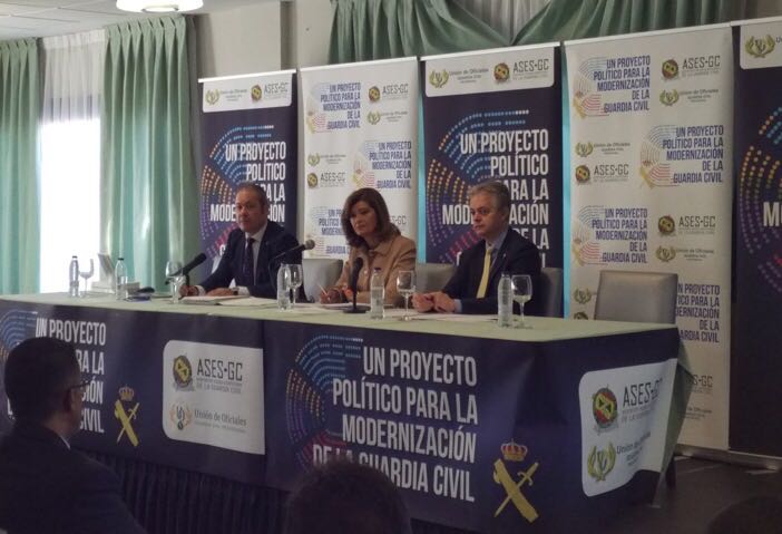 JF_SilvaN's tweet photo. Un acierto el nombramiento de @AnaBotellaPSOE como nueva Secretaria de Estado de Seguridad. Nos demostró su enorme sensibilidad con los problemas de la @guardiacivil en el #ProyectoPoliticoGC @ASESGC

Enhorabuena 👏👏👏 https://t.co/9Smaoq5srA
