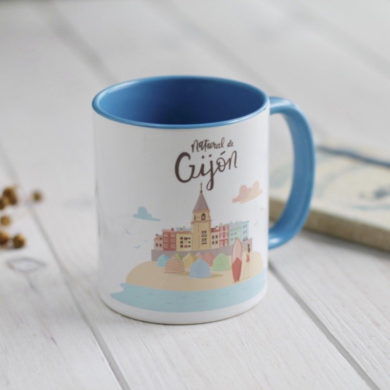 Esta #taza es un souvenir con mucho más encanto que los recuerdos tradicionales y será un bonito recuerdo si has visitado la ciudad, así como un regalo perfecto para quienes llevan #Gijón en el corazón.
Tendrás en tus manos un diseño único de un lugar único.