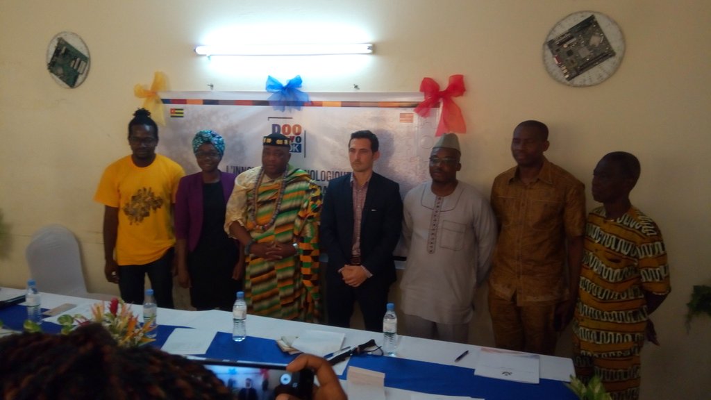 LamboniSandrine's tweet photo. Ce matin lancement officiel des activités de #DoonenyoHack par la communauté #minodoo avec le soutien de l ambassade des États-Unis. une trentaine de jeunes réunis pour proposer des solutions technologiques au service de la décentralisation. https://t.co/cT4q3oUj66