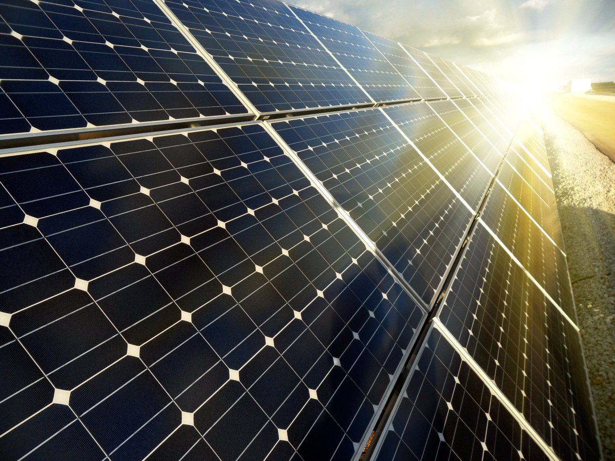 SolarPowerEUCEO's tweet photo. The sun shines brightly today we have a good target for RES that will bring more #solar deployment in the EU. All EU households wake up with new rights today: to self-consume, generate &amp; store your energy! Congrats to all who made this new dawn for solar possible! #CleanEnergyEU https://t.co/EUZ7ndhCNp