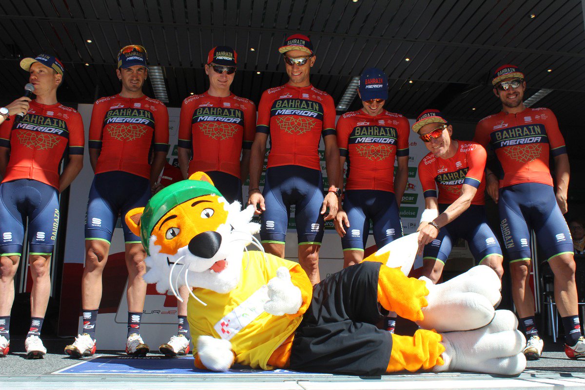 BHRVictorious's tweet photo. 🇨🇭 #TourdeSuisse
📸 #BAHRAINMERIDA🇧🇭 riders at @tds are playing with the official mascot of the race #Tourli
Don't be jealous #Falco 😃 https://t.co/gEZBcnJlFT