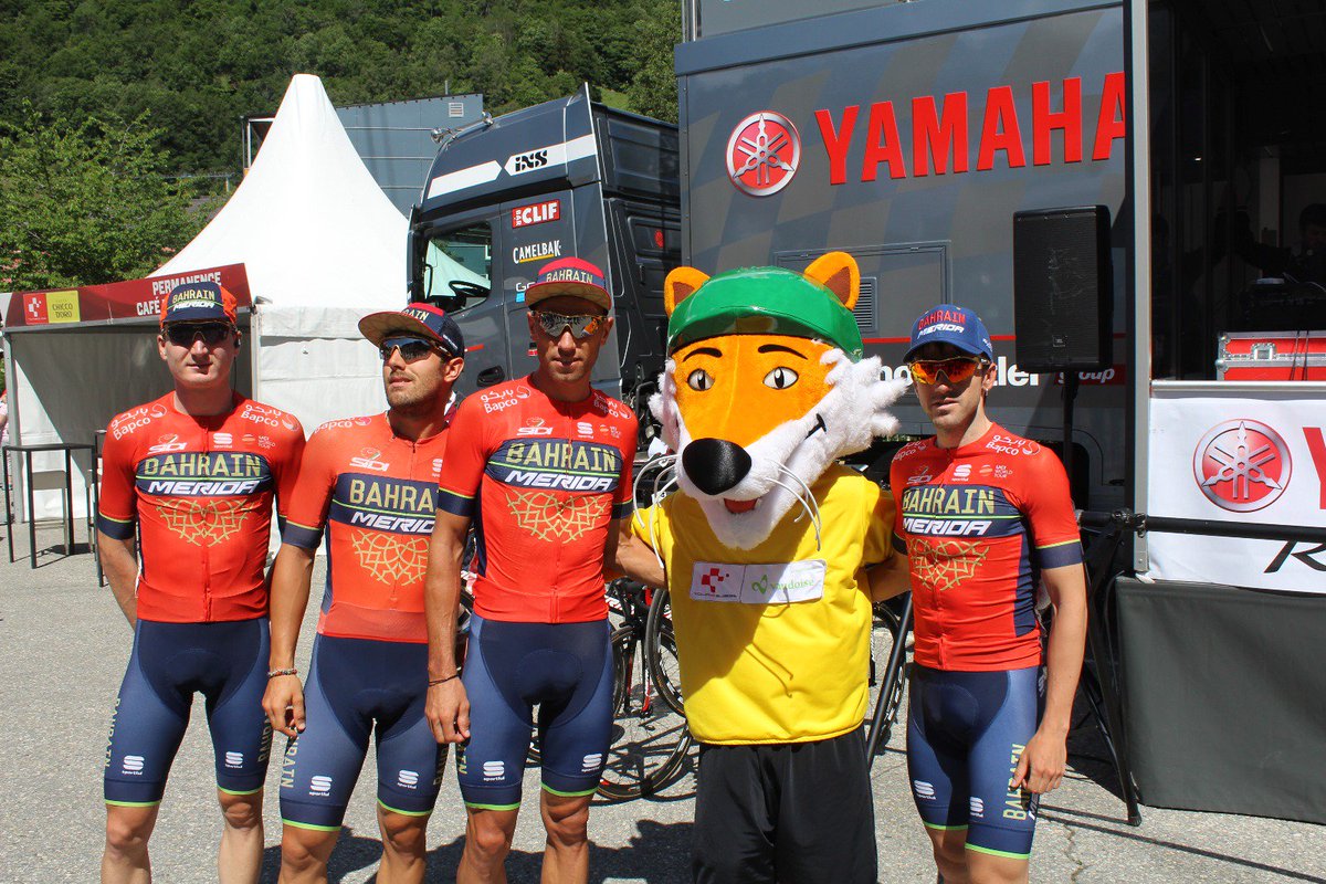 BHRVictorious's tweet photo. 🇨🇭 #TourdeSuisse
📸 #BAHRAINMERIDA🇧🇭 riders at @tds are playing with the official mascot of the race #Tourli
Don't be jealous #Falco 😃 https://t.co/gEZBcnJlFT