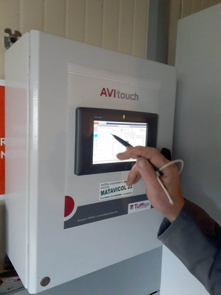 agribretagne's tweet photo. Dans notre métier il n’y a pas que le ramassage. Au quotidien nous surveillons la consommation d’eau et d’aliment sur l’#Avitouch. On observe le comportement de nos animaux et regardons les niveaux d’aliment dans les mangeoires et d’eau dans les pipettes. 1/4 #agribretagne https://t.co/RuZztd5y0f