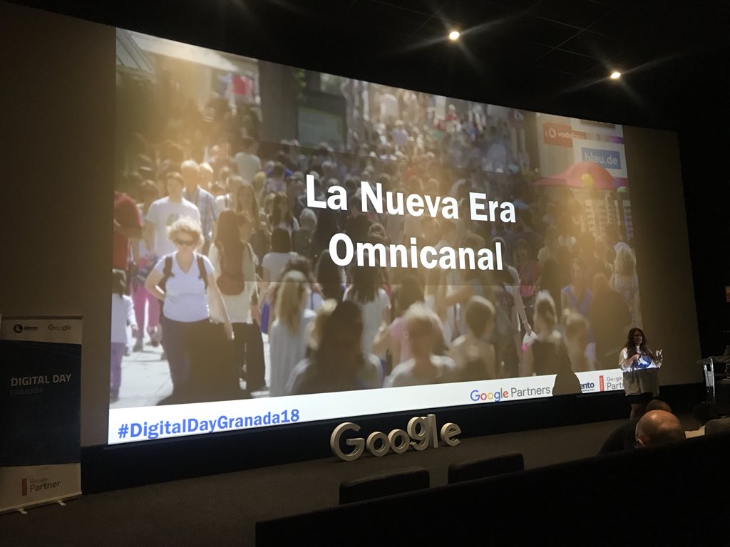 Con la mente siempre puesta en lo que viene. Nuestra especialista en #marketingonline <a href="/MarinaHM1/">Marina Hernández</a> acaba la jornada de ponencias hablándonos sobre la #Omnicanalidad . Pero no acabamos aquí, que aún falta nuestra mesa redonda #DigitalDayGranada18