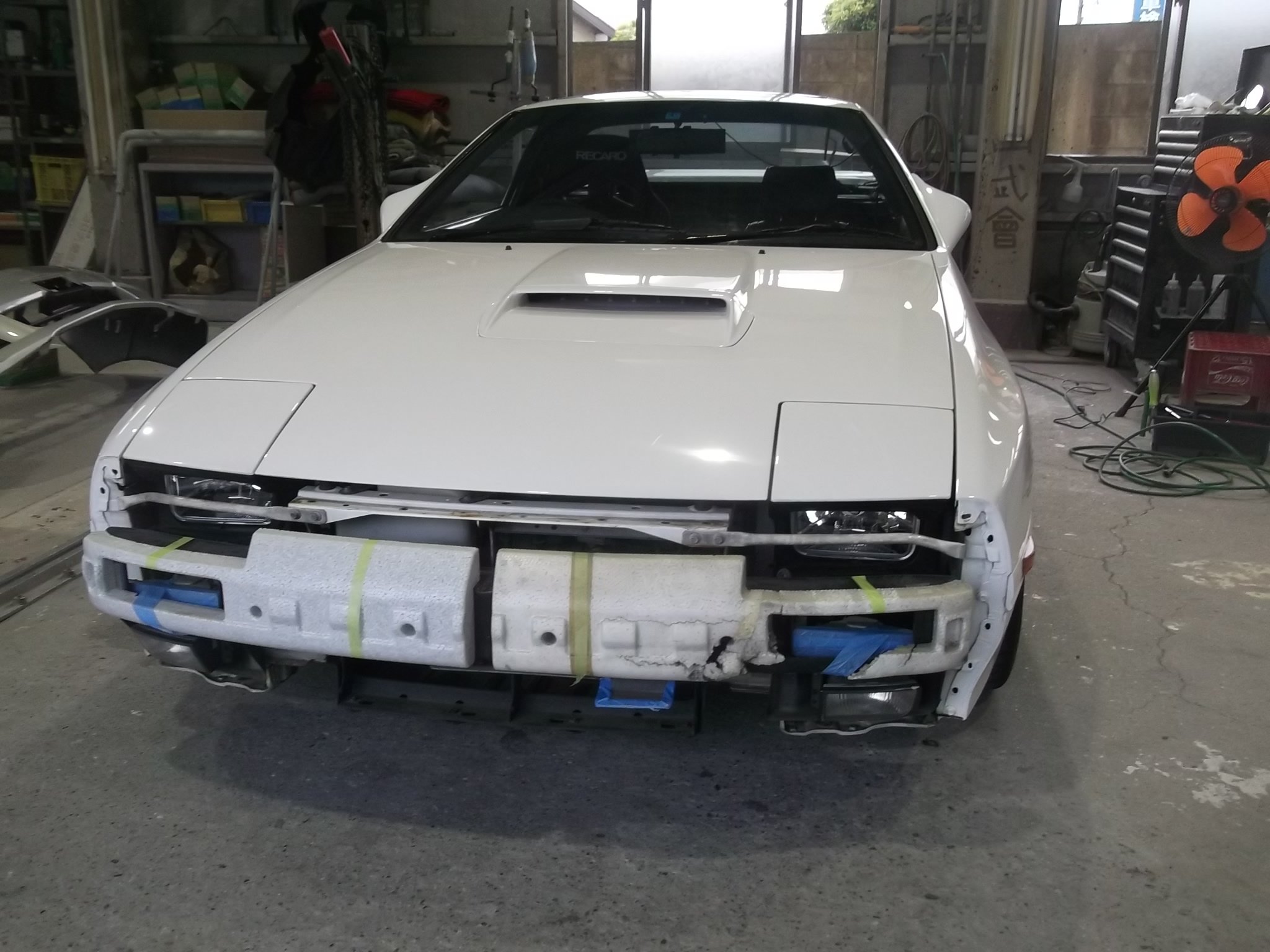 千葉松戸自動車板金塗装修理タキザワ自動車 ｒｘ 7 ｆｃ 常連様で当社で全塗装もした車両です 今回はフロントリップスポイラーに修理で入庫中 タキザワ自動車 ｒｘ7 ｆｃ マツダ 車修理 旧車修理 スポイラー修理 松戸鈑金 松戸板金