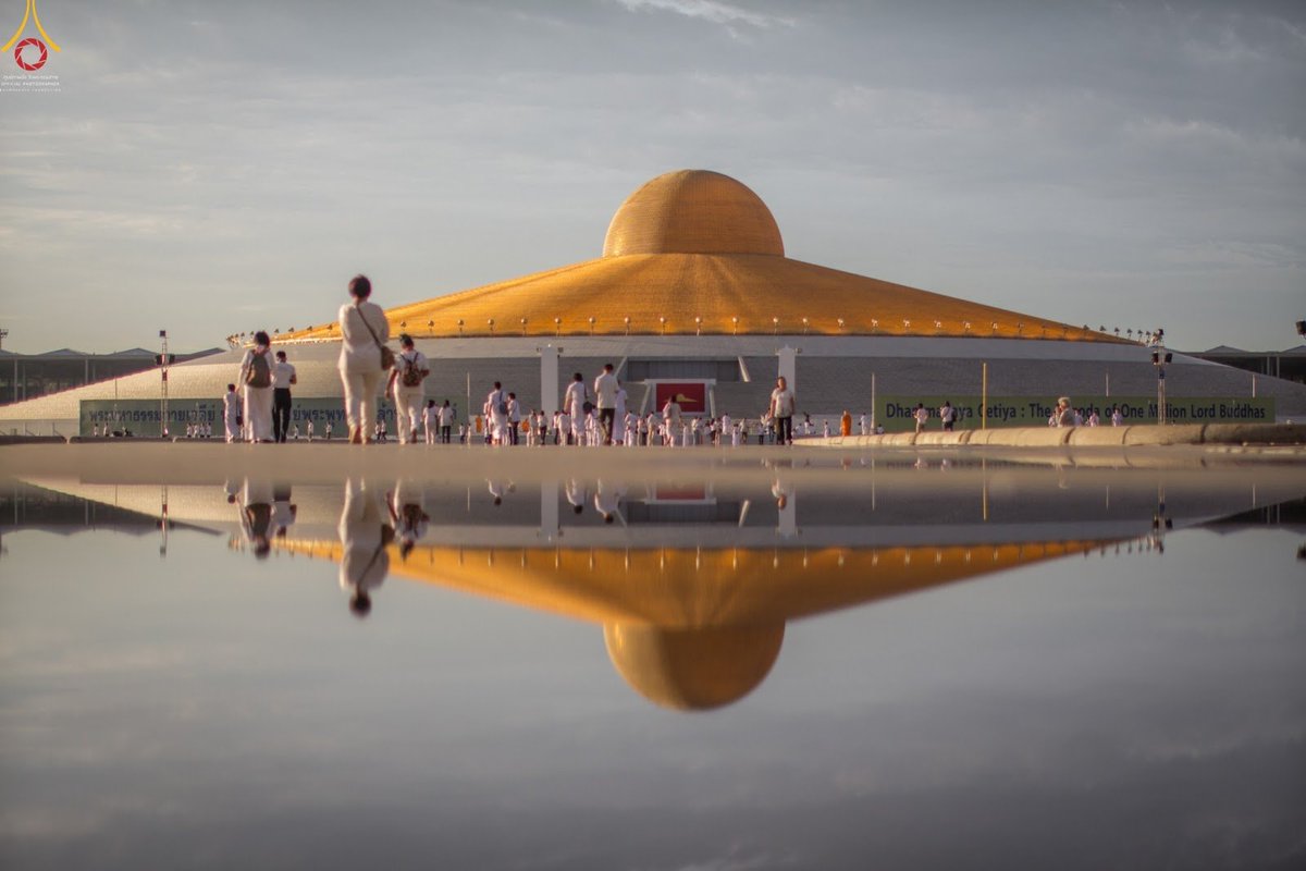 beNicebeStrong's tweet image. "Maha Dhammakaya Cetiya" Dhammakaya Temple. #Thailand, Everyevening here. people come to pray, and pay respesct  1 millions of the Lord Buddhas  statue.  #LandofPeace