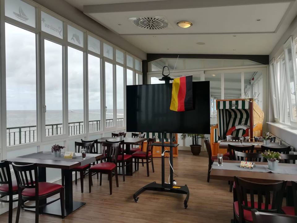 Seestern_Cux's tweet photo. 🏆 Die Fußball-#Weltmeisterschaft im Seestern, #Cuxhaven 🇩🇪.
Jubelposition einnehmen - heute grillen wir pünktlich zum Eröffnungsspiel ab 17:00 Uhr. Dazu zeigen wir alle Deutschland- und Finalspiele auf dem großen TV, mit direktem Blick auf den Weltschifffahrtsweg Elbe 🍺 https://t.co/EdXsOgpbtu