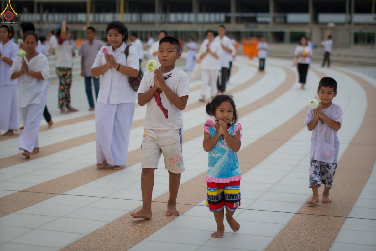 beNicebeStrong's tweet image. "Maha Dhammakaya Cetiya" Dhammakaya Temple. #Thailand, Everyevening here. people come to pray, and pay respesct  1 millions of the Lord Buddhas  statue.  #LandofPeace