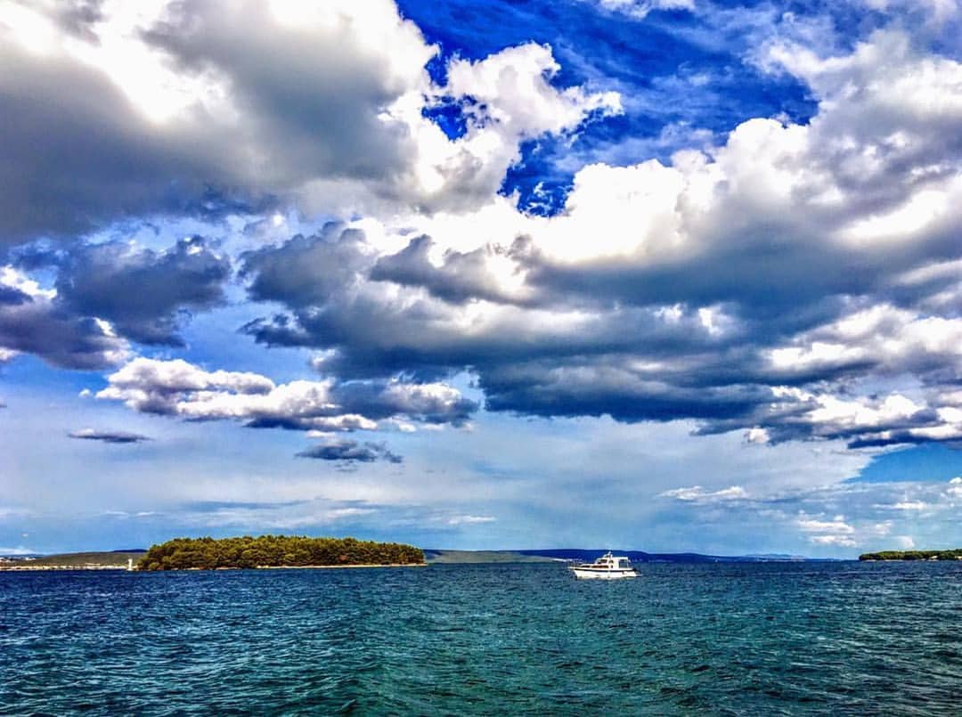 PointersTravel's tweet photo. ๐Kukljica ๐ญ๐ท
Painting or real life? ๐ผ๏ธ๐ฎ
๐ฑ https://t.co/TitRKFeRI1
๐ธ https://t.co/NAjtRSx52S
.
.
#pointerstravel #kukljica #ugljan #island #islandlife #croatia #croatiafulloflife #vacation #vacationmode #vacay #summer https://t.co/1RRT4P2eJB