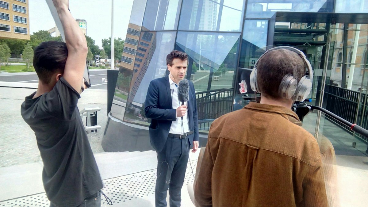 Vlerick's tweet photo. Prof. Mathieu Luypaert hunting for the latest corporate finance insights for our Online MBA programme #vlerickonlinemba. https://t.co/Fz7gDIya3Q https://t.co/p7gtyPSIu6