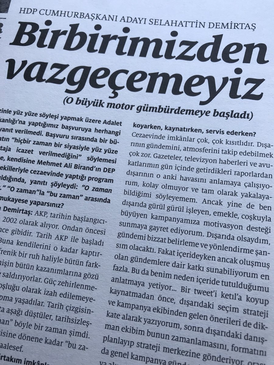 birdirbirorg's tweet photo. “...Bir tweet’i ketıl’a koyup kaynatmadan önce...”

HDP Cumhurbaşkanı adayı @hdpdemirtas mektup-söyleşiyle #Express164’te: 

“Saray yönetimi kaybederse bırakır, bunun başka türlüsü düşünülemez bile. Kaybederler ve efendi efendi giderler. Nokta.” 

👇🏽E❌press kitabevlerinde👇🏽 https://t.co/FBj5fRqF7h