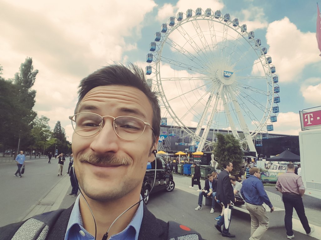 Riesenrad fahren wir später. Jetzt geht's erstmal zur #SeriosGamesConference. Freue mich auf spannende Vorträge mit dem Schwerpunkt #ArtificialIntelligence. Mit @Thorsten_Unger @WegesrandNet @IjsfonteinD | @cebit @nm_nordmedia