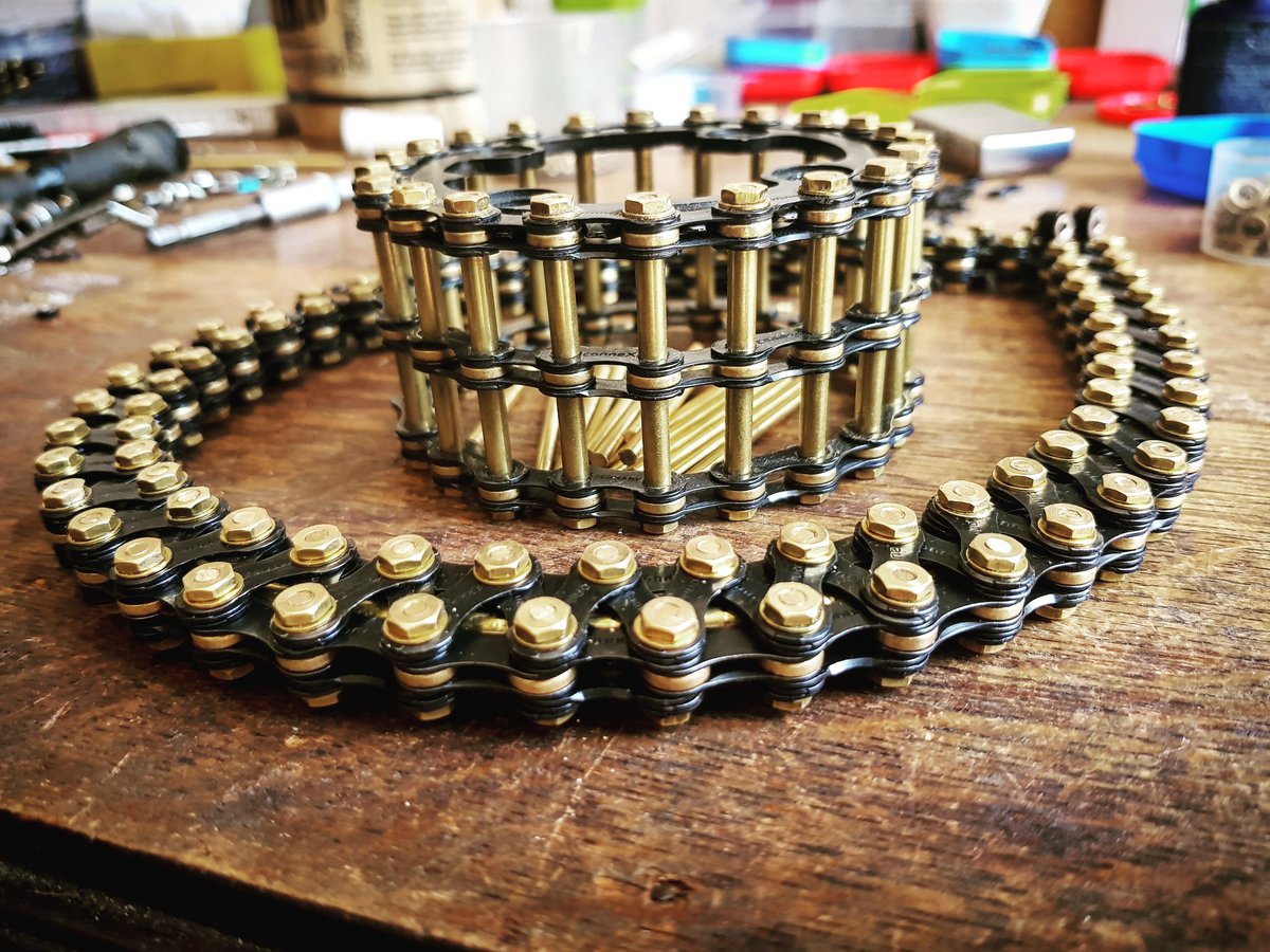 chainless_d's tweet photo. Bald ist sie fertig...
Made by chainless_d...
--> https://t.co/wdqllU8MHC <-- 
#berlin #fahrrad #bike #bikelife #art #design 
#kunst #bikeart #lampe #light #style #tischlampe #kronleuchter #fahrradflohmarkt #steampunk #licht #künstler #artwork #bikearte #connexchain #steam #gold https://t.co/3JPbFuCICi