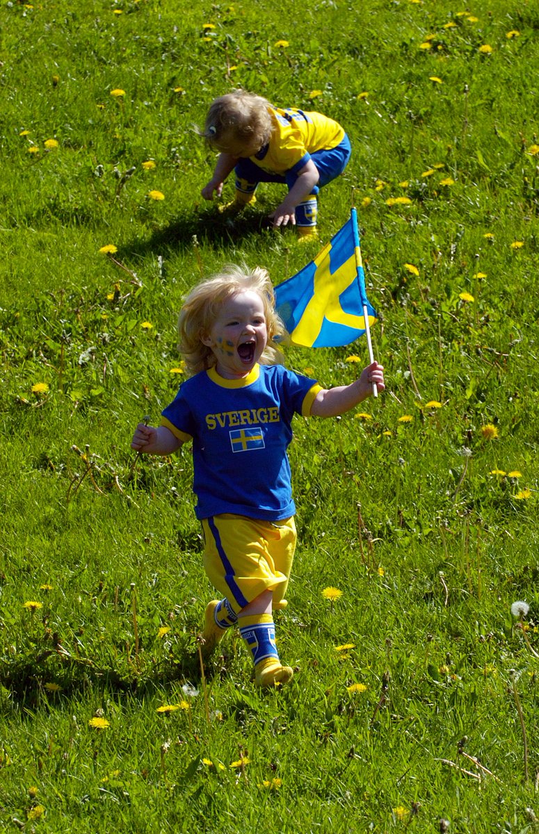 CJEngvall's tweet photo. #ThrowbackThursday Dottern inför #VM2006 när hon och kompisen Frida fick vara omslagsflickor till YA:s VM-bilaga. https://t.co/nOVjg2Fdm5