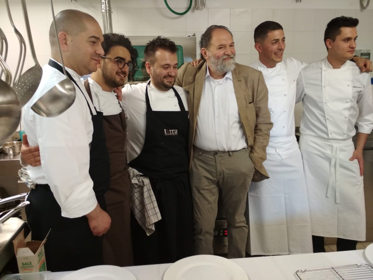 BoscaretoResort's tweet image. Nella cucina della Scuola Internazionale del Tartufo Bianco d’Alba #TerraAcademy, il nostro chef #Laera è stato uno dei protagonisti dell&apos;evento La Puglia In Piemonte organizzato dall&apos; Accademia @BocuseItalia per interpretare la sua regione a tavola con uno show cooking “Legami”.