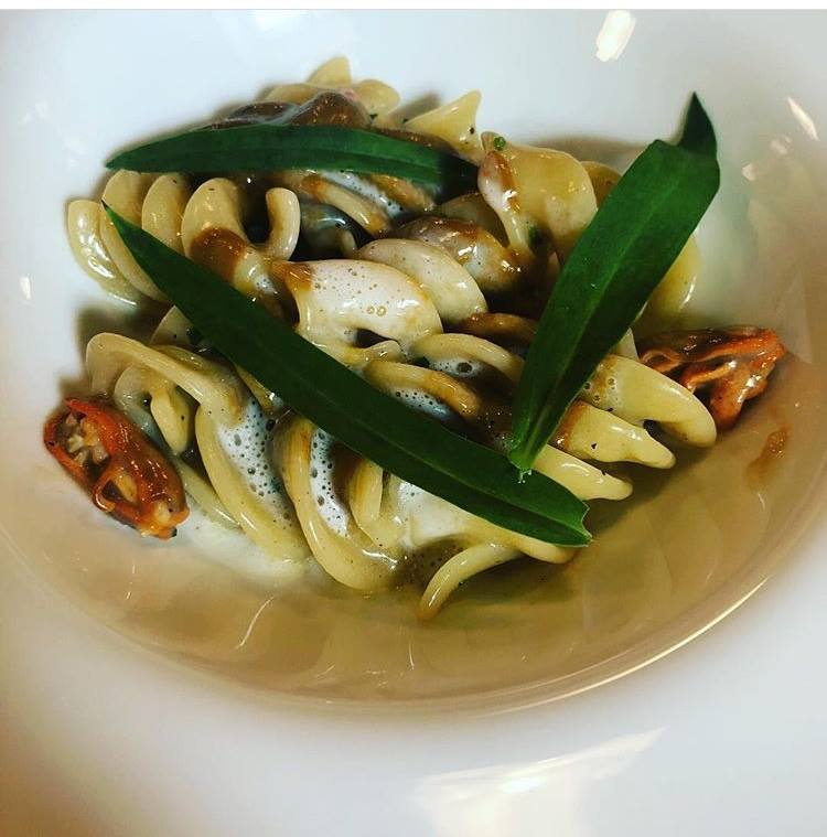 BoscaretoResort's tweet image. Nella cucina della Scuola Internazionale del Tartufo Bianco d’Alba #TerraAcademy, il nostro chef #Laera è stato uno dei protagonisti dell&apos;evento La Puglia In Piemonte organizzato dall&apos; Accademia @BocuseItalia per interpretare la sua regione a tavola con uno show cooking “Legami”.