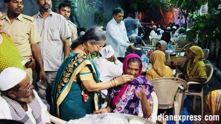 Ashish2821's tweet photo. वो जो अपनी सियासत के लिए फिजा में जहर घोलता फिरता है...
उसी की बीवी के हाथों से प्यार और मोहब्बत का दरिया बहता है...!!

#रोजाइफ्तार
#यशोदाबेन

@JhaSanjay @priyankac19 @AmritaDhawan1 @archana_chandra https://t.co/ulEHEsvDwD