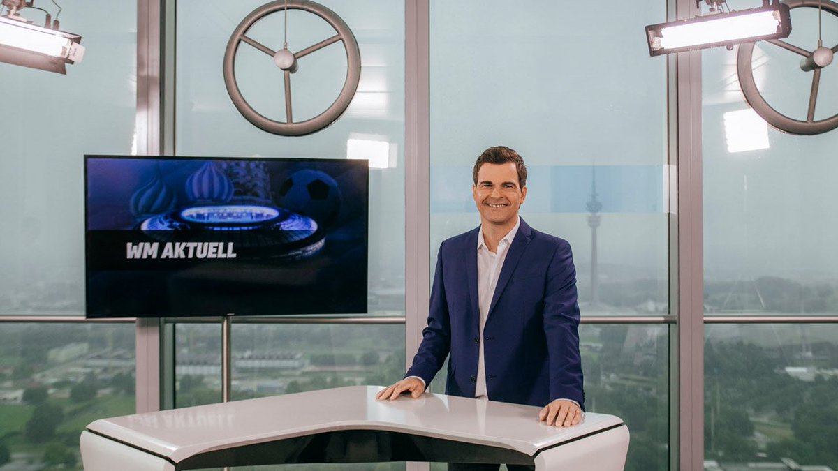 telefonica_de's tweet photo. Erste Live-Sendung aus dem höchsten TV-Studio Deutschlands zur WM: @ollischwesinger moderierte das @SPORT1 News-Format #WMAktuell heute zum ersten Mal aus dem Münchner #o2Tower: https://t.co/EbbPkauAA8 https://t.co/uUDTkJ38YW