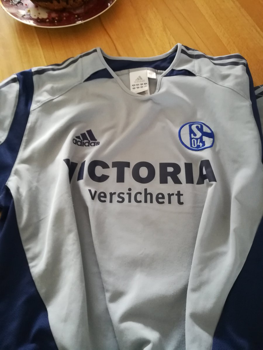 Bluminho's tweet photo. Zum Start der WM (und nicht nur dazu) ein #S04-Trikot geschenkt zu bekommen, yeah!
#Kobiashvili #TeamKobi https://t.co/T8slgbNypd