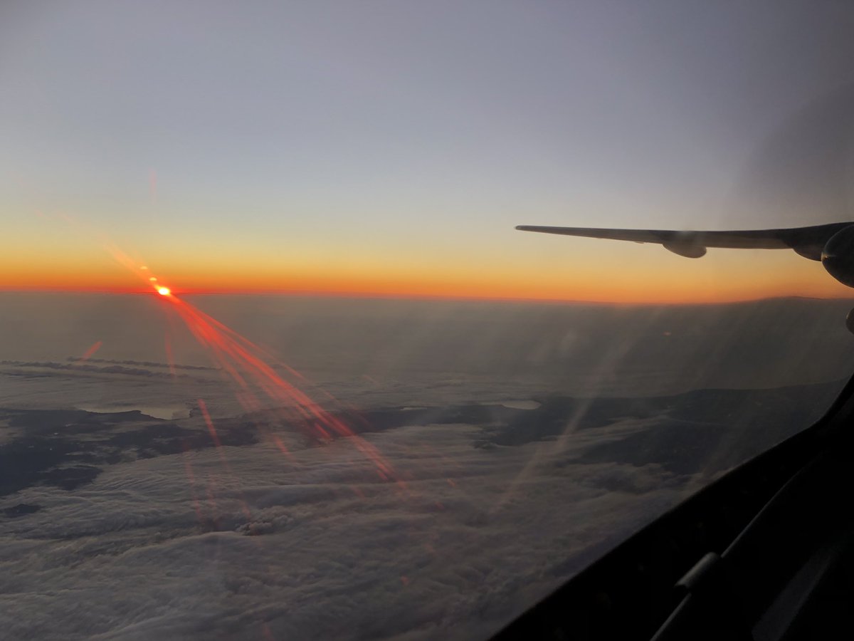 kmacken30's tweet photo. Early morning sunrise on my flight to Rockhampton #sunrise #pilot #airlinepilot #earlymorning #airlines https://t.co/8bCMk9spiS