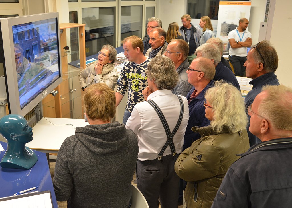 N31Harlingen's tweet photo. Let op! Morgen sluit het infocentrum van de N31 en zijn we niet meer bereikbaar op Facebook en Twitter. De foto's geven een terugblik van de vele belangstellenden. Wat hebben we ervan genoten! Lees hier verder: https://t.co/2n1sMKwz5T https://t.co/oEh5GgAQ2w