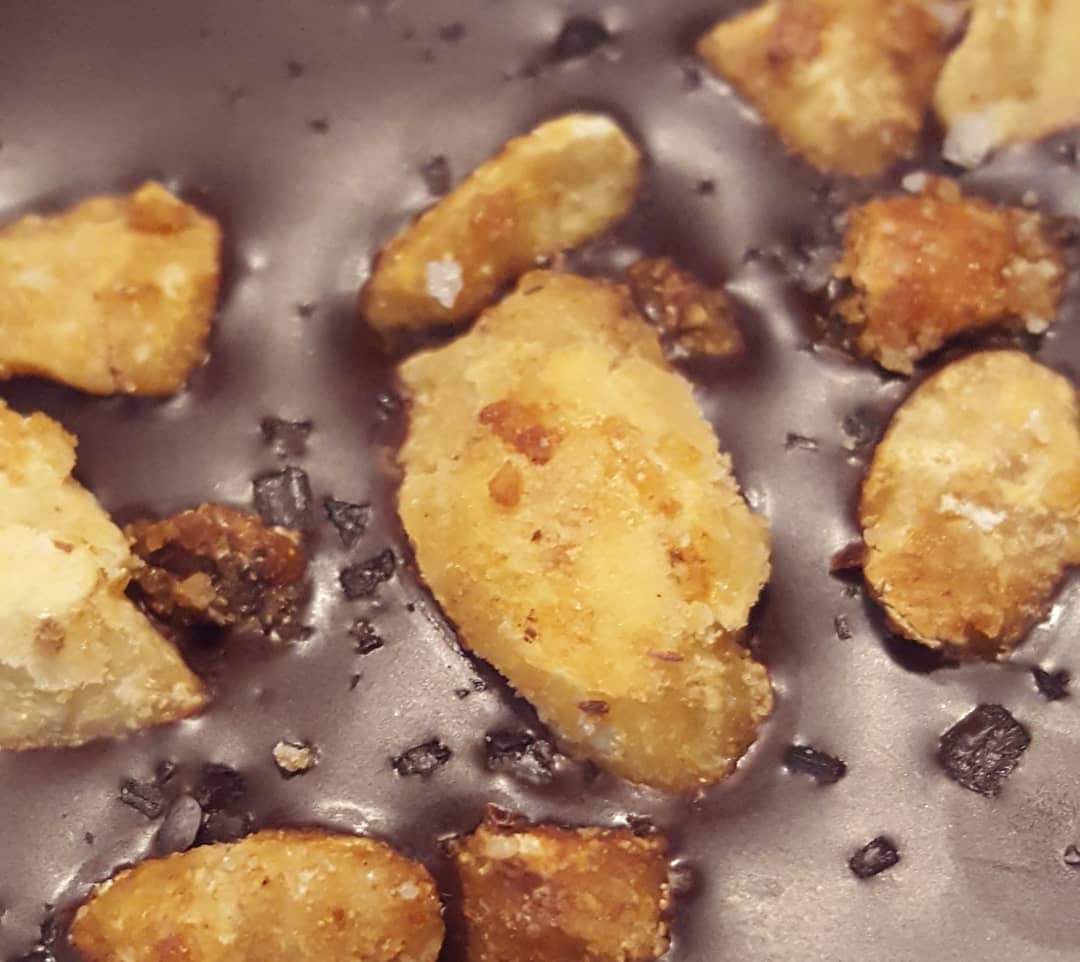 VictoriaCRandom's tweet photo. #gastonchocolat #caramelized #nangaenuts #seasalt 70% #darkchocolate #vanuatu #archipelago #portvila 
Nose #popcorn #baynuts #peanuts #nutbrittle #toast
Tastes caramel #nutty nut brittle #seasalt popcorn #cocoa #brownbutter #chocolatecookie
Thank you #spon https://t.co/bGPY8fWVQ1