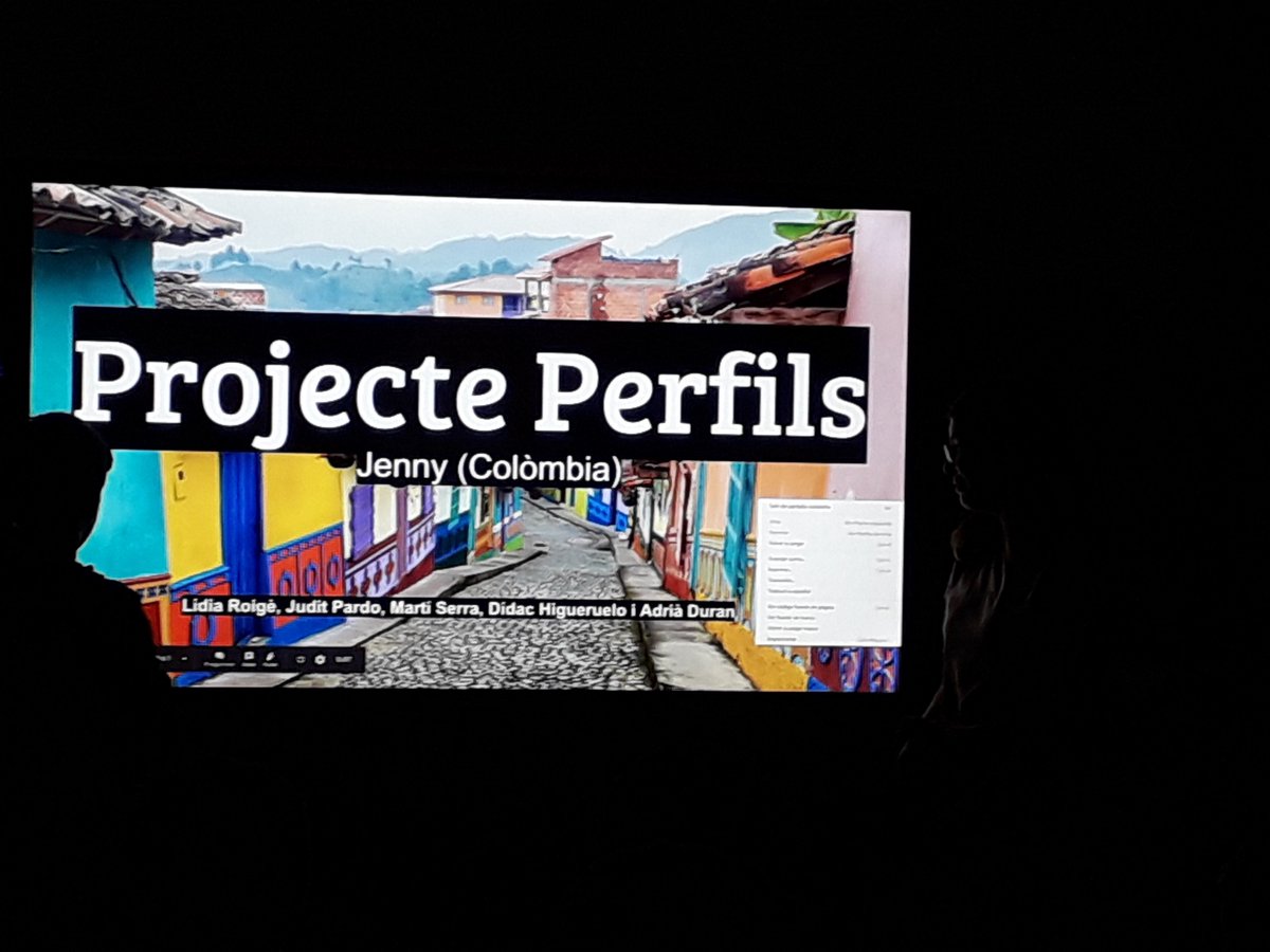 Mancoplana's tweet photo. Ahir a l'@VedrunaTona els i les alumnes exposen els seus treballs vinculats amb els països d'origen de les persones a qui han entrevistat del #projecteperfils https://t.co/BJ6jfOM6Fe
