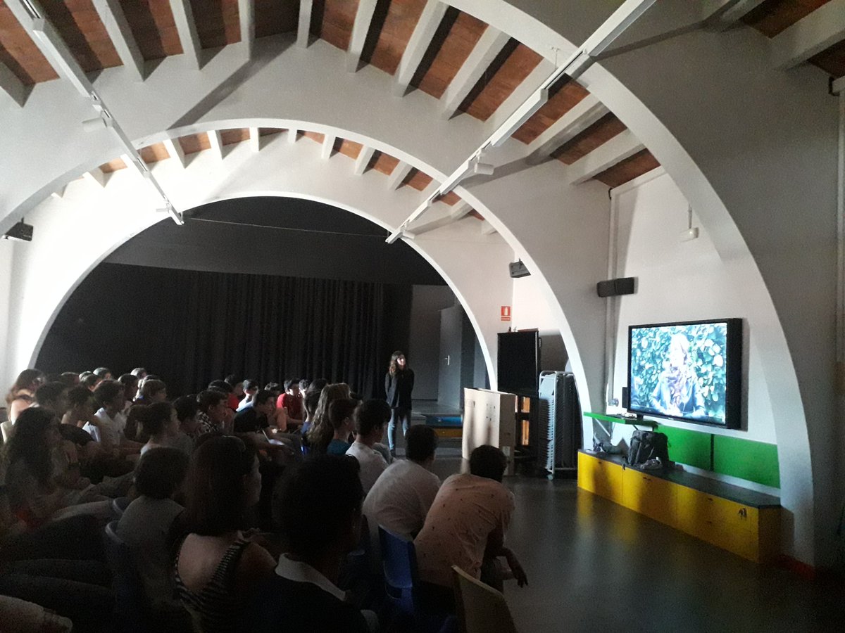 Mancoplana's tweet photo. Ahir a l'@VedrunaTona els i les alumnes exposen els seus treballs vinculats amb els països d'origen de les persones a qui han entrevistat del #projecteperfils https://t.co/BJ6jfOM6Fe