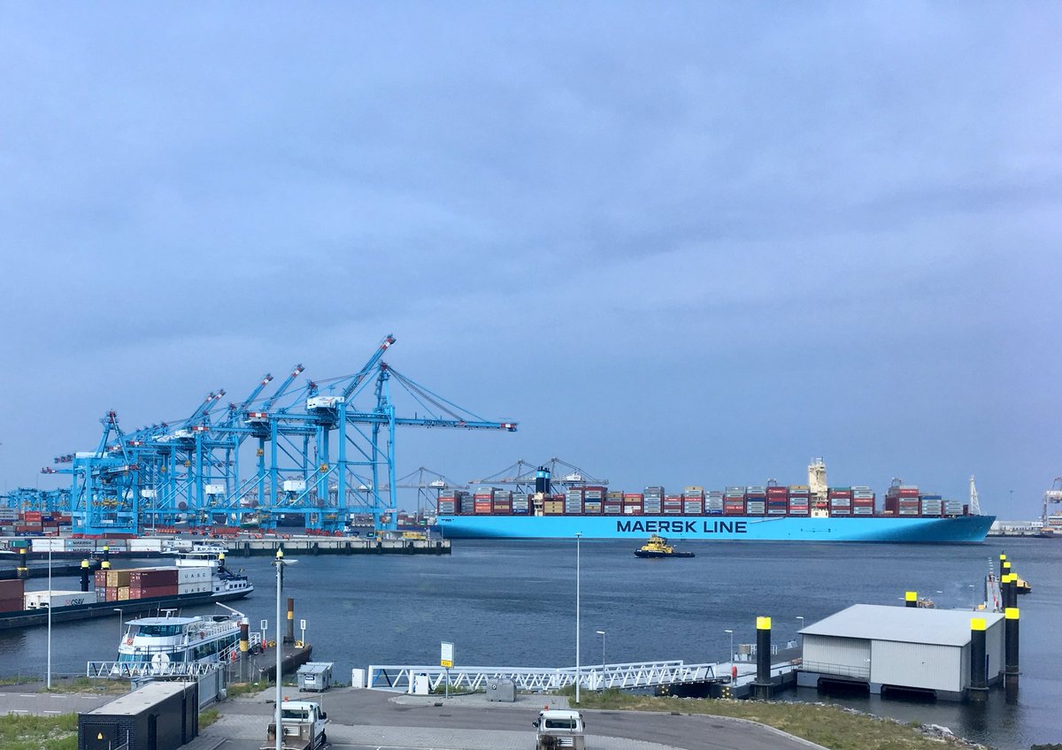 MODINTLogistiek's tweet photo. Succesvol en indrukwekkend havenbezoek georganiseerd door #ewalscargocare voor @modint leden! #modint #maasvlakte #zeevracht #ewals @Maasvlakte_2 #fashionlogistics https://t.co/bjaSKKP5Dm