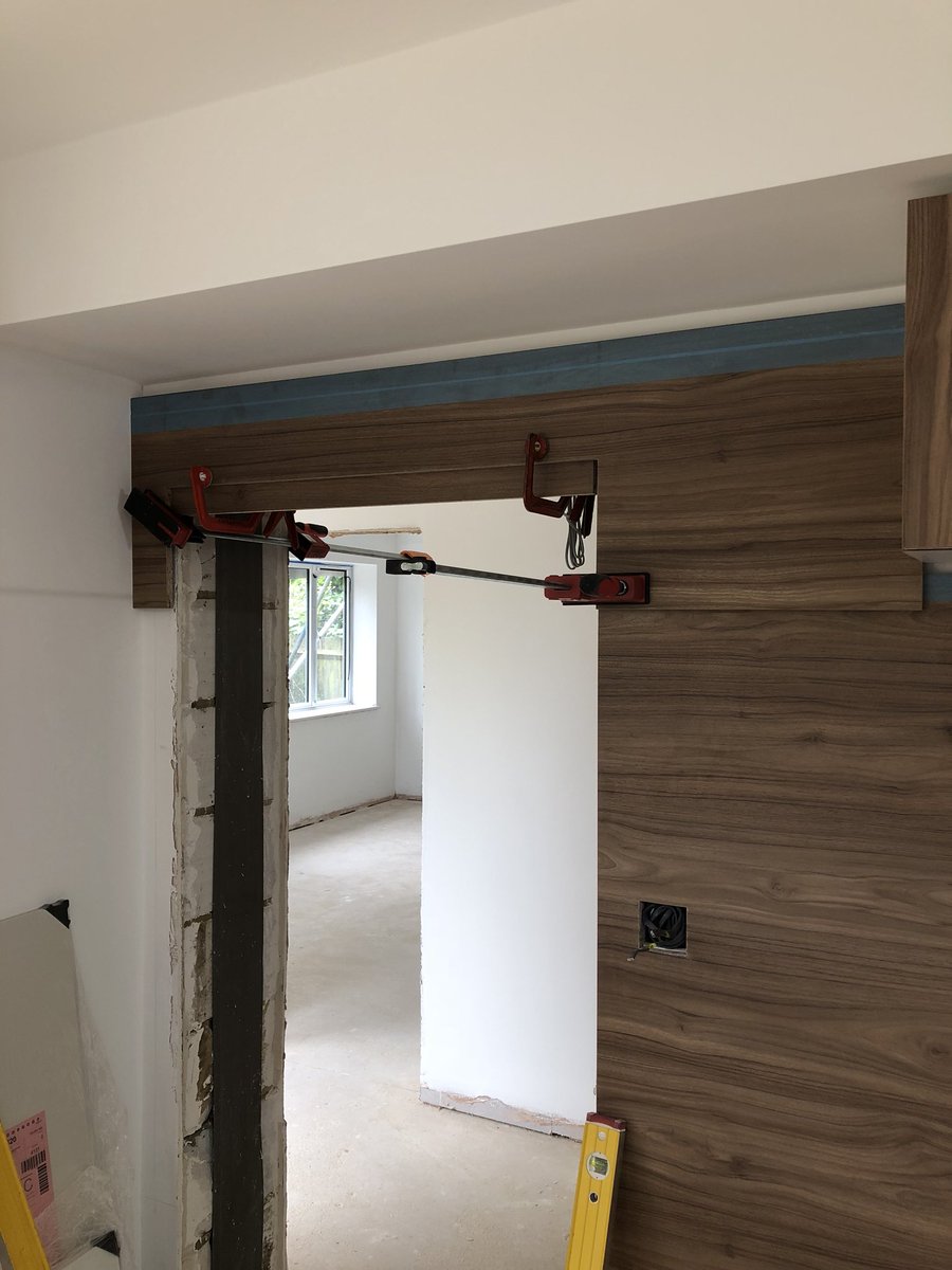 TheBespokeBuild's tweet photo. This is the new way of scribing into the ceiling! #scribemaster  more clamps than a heart surgeon! https://t.co/eCXApWm4ps