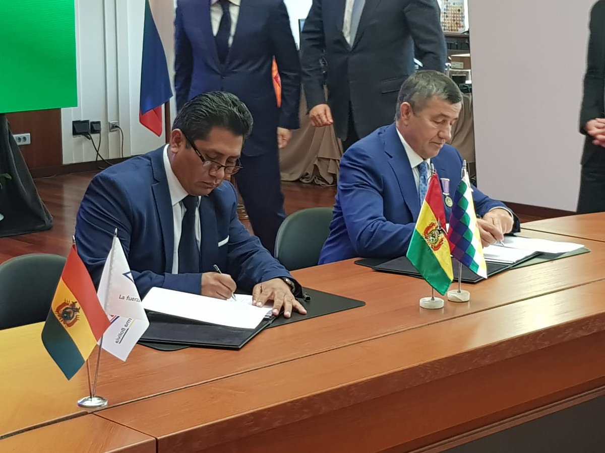 MRE_Bolivia's tweet photo. Presidente @evoespueblo participa de la firma de acuerdos con la empresa #ACROM en #Moscú
#DiplomaciaDeLosPueblos #BoliviaRusia 🇧🇴🇷🇺
#EvoEsDemocracia
📷 Iván Maldonado https://t.co/Ff3bWsSdCu