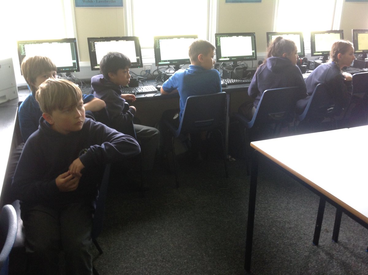 stjpenarth's tweet photo. #Year6 Transition session now @strichardgwynba ICT learning how to make computer games! #BigSteps #MovingUpMovingOn https://t.co/ICgYeYMGwA