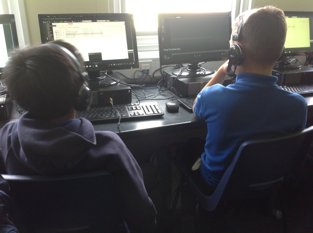 stjpenarth's tweet photo. #Year6 Transition session now @strichardgwynba ICT learning how to make computer games! #BigSteps #MovingUpMovingOn https://t.co/ICgYeYMGwA