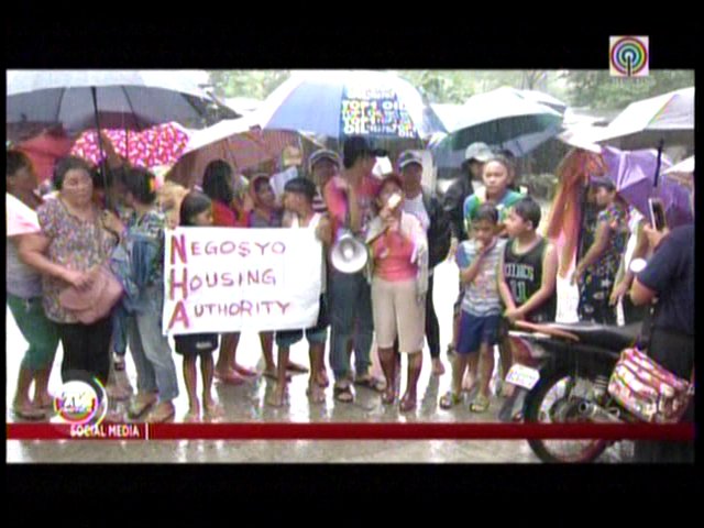 TVPatrol's tweet photo. #TVPatrol @KadamayNtnl at Montalban Homeless Alliance, muling nagprotesta sa harap ng tanggapan ng NHA sa Rodriguez, Rizal | ulat ni @dominicalmelor https://t.co/UFq2JqvfqT