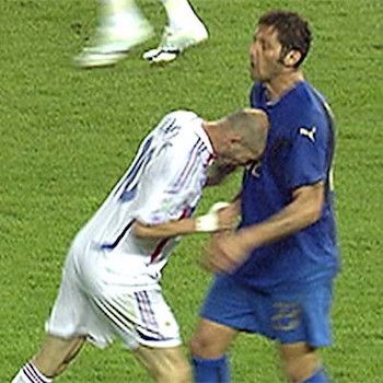 LuisGonzlez9's tweet photo. #MiPrimerRecuerdoMundialista el cabezazo de Zidane a Materazzi en la final del mundial de Alemania 2006. @abelozano1992 @AitorReal23 https://t.co/IoQPXYqXxL
