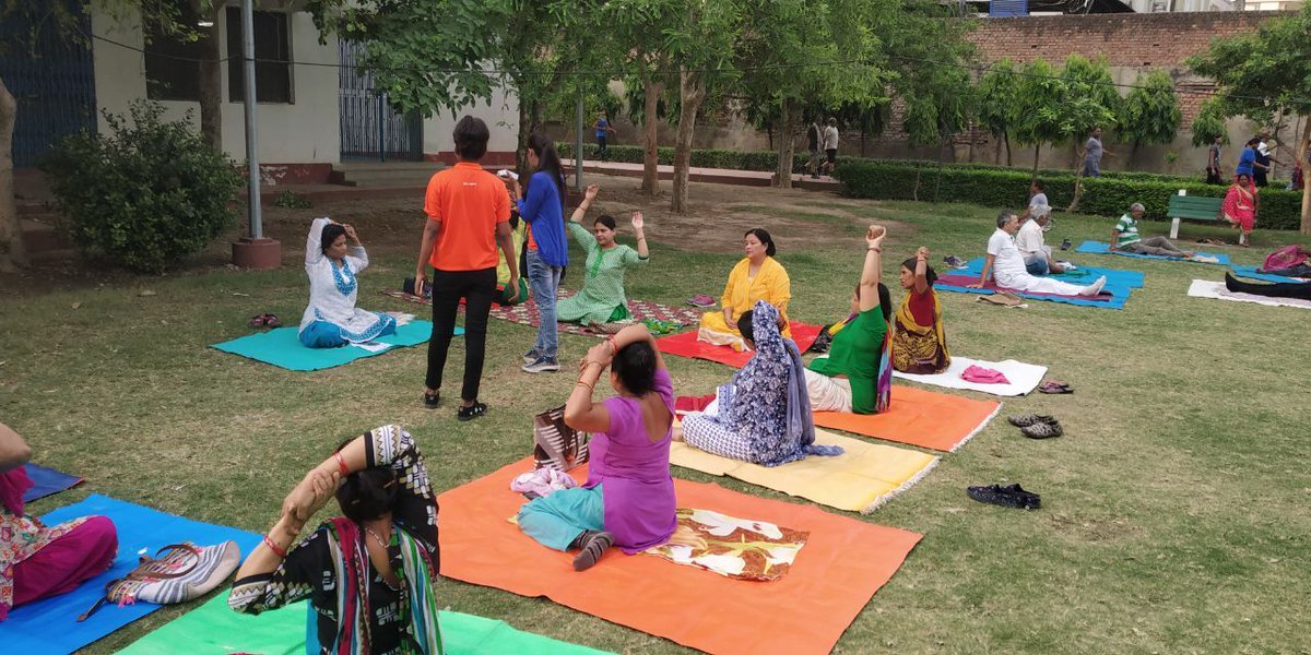 #HumFitTohIndiaFit camp organised today by Mi Fans and Mi Preferred Partners in the beautiful city of Varanasi  👏

Checkup up by medical professionals, yoga and demo of #MiBand. 

Thank you all for joining us 😇