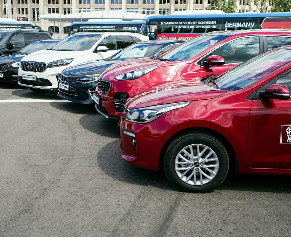 KiaCameroon's tweet photo. La Coupe du Monde commence dans quelques heures! 424 voitures Kia ont été remises au comité d'organisation de la Coupe du Monde FIFA 2018. La présentation du #Sportage #Rio #Mohave #Optima #Sorento et #Quoris sportif et attrayant a eu lieu au stade Luzhniki rénové. https://t.co/0VQaChpmmG