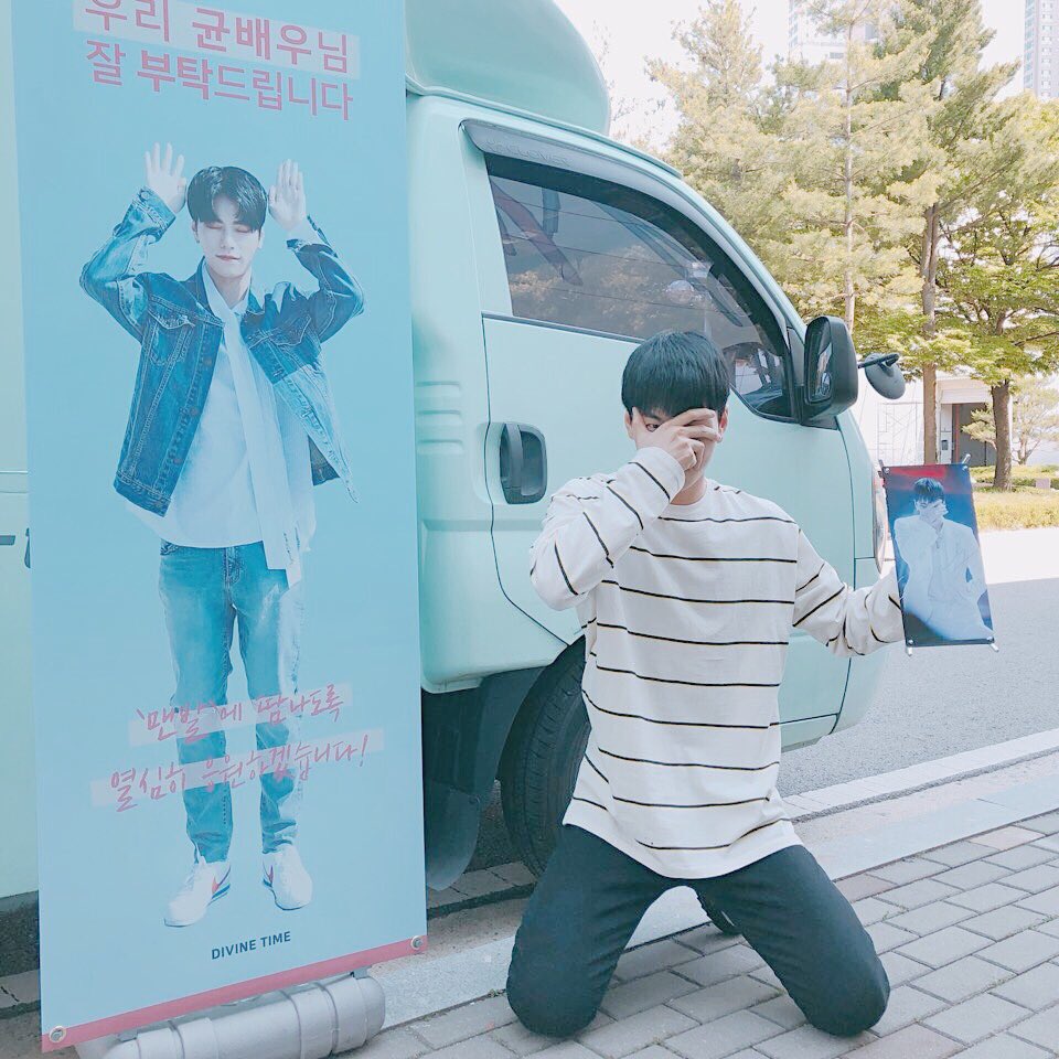 kimsanggyun_twt's tweet photo. [🎁]
팬 여러분들의 많은 응원 덕분에 무사히 촬영을 마쳤습니다! SBS 웹드라마 '맨발의 디바' 많은 관심 부탁드립니다❣
#김상균 #KIMSANGGYUN #후너스 #HUNUS #연기하는_쥔장님 👍🏻 https://t.co/5qckNffvVq