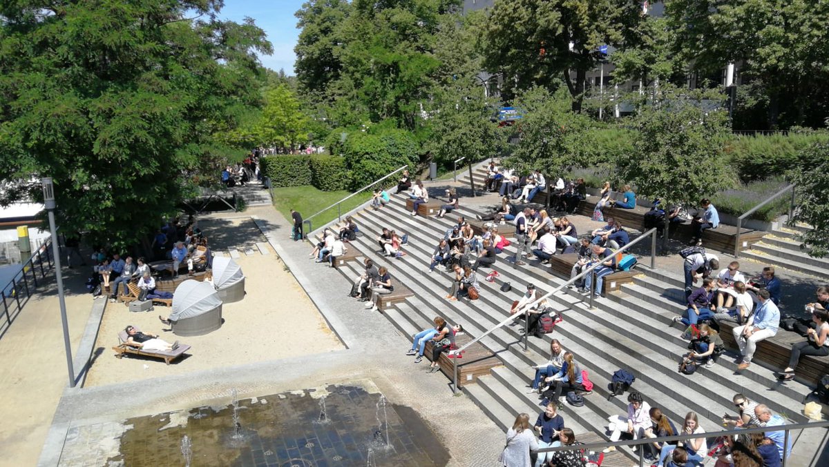 BiblioCon24's tweet photo. Einige Kollegen genießen grad die Mittagspause im Sommergarten des @estrelberlin 👌🏼 #bibtag18 #dbt18 #congress #offenundvernetzt https://t.co/1dRGuZwAA9