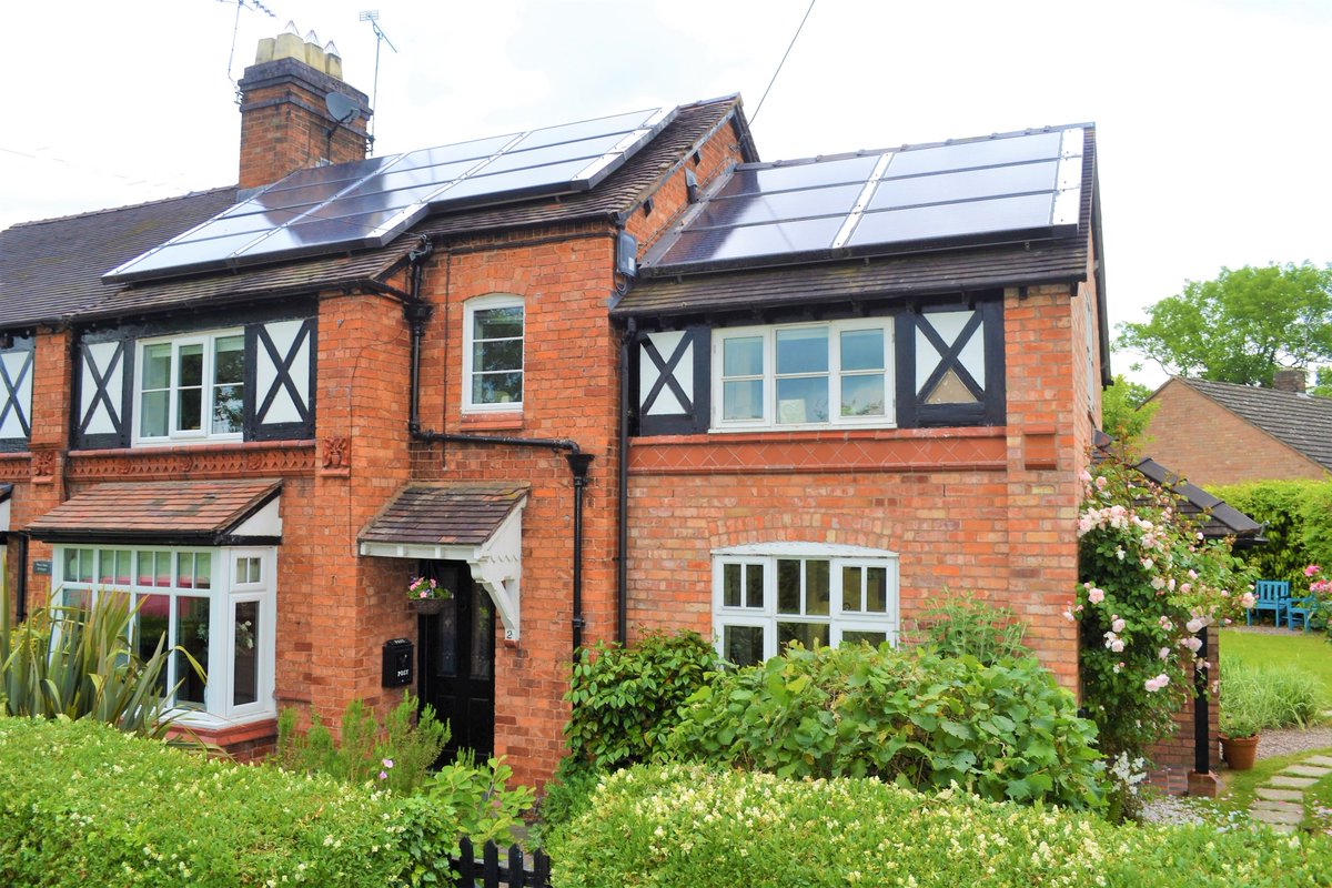 *NEW TO THE MARKET* this beautiful #3bedroom #semidetached #property is available #forsale in #Threapwood #Malpas. It even has its own Vinery! #openhouse #estateagents
rightmove.co.uk/property-for-s…