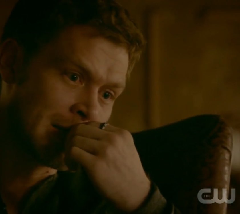 pocketsizedomo's tweet photo. "I want to believe in you"
"I know that you fought for us"
"I'm not giving up on you Klaus"
"WE miss you"

KLAUS AND HAYLEY LOVED EACH OTHER and the relief he felt when he found her letters was undescribable, he finally broke down 💔
#theoriginals #klayley https://t.co/Ejk9RLfogC