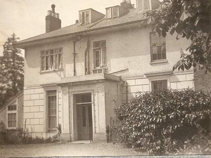 HarrowOldViews's tweet photo. This beautiful house at the top of Roxeth Hill was once home to the American Ambassador for the UK.

Later it was lived in by C Macleod-Stuart who very kindly shared it with our group. https://t.co/XJNlPuKBYs