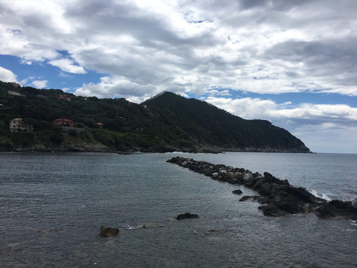 pidgenova's tweet photo. Lavoro o vacanza? Con un paesaggio così Digital Coordinator e Digital promoter se la godono 😎 ovviamente a parlare di Voucher e Tecnologie abilitanti 😉 @GenovaMore @TurismoLiguria @Cdo_Liguria #expandere2018 https://t.co/RUf3ds4fhy