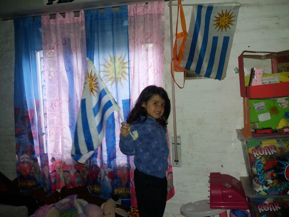 nasogoco's tweet photo. @Buendiauruguay Soy Belén y tengo 4 añitos. Decoré mi cuarto con banderas de la más linda! https://t.co/Ju1rGJRNts