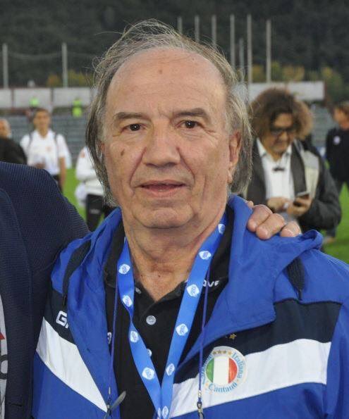 enricoruggeri's tweet photo. Voi non lo conoscevate, ma per la @NazCantanti Giuliano era un’istituzione.
Mi mancheranno il suo sorriso e la sua assistenza negli spogliatoi. https://t.co/NwFcV5xHPC