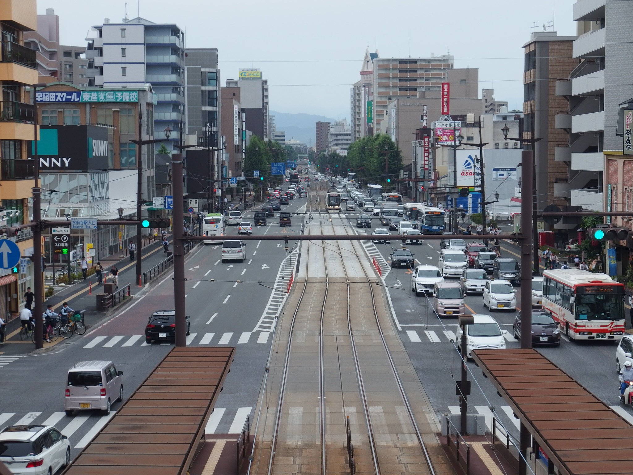 R Tsubame A Twitter 今朝 新水前寺駅入口歩道橋で20分ほど電車通りを観察しました 特にデータは取ってないですが 電車通り健軍方面から白山通りへ左折する車は300m手前の水前寺駅通バス停からバス専用レーンへ入り込む 水前寺1丁目交差点で小峯方面からの右折車