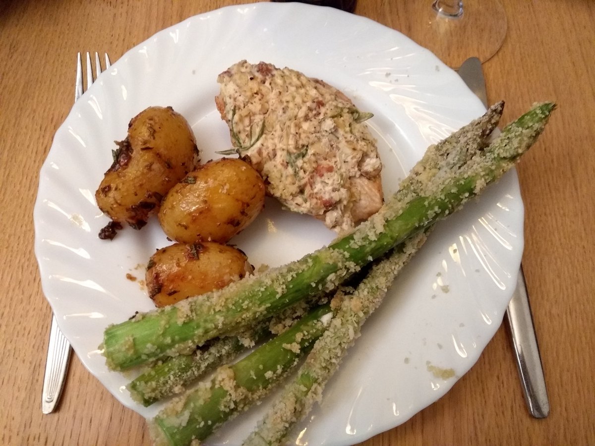 The_Smoking_GNU's tweet image. Putenbrust mit Ziegenkäsekruste, Grüner Spargel in Parmesankruste, Rosmarinkartoffeln #CookingWithFriends #Latergram